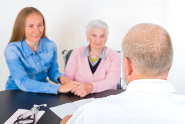 Oudere vrouw bij de arts — Stockfoto