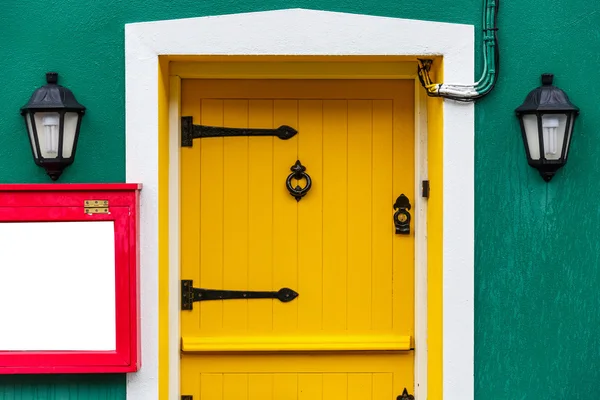 Yellow front door — Stock Photo, Image