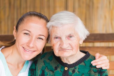 Yaşlı kadın ile caregiver