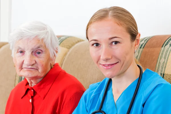 Soins à domicile aux personnes âgées — Photo