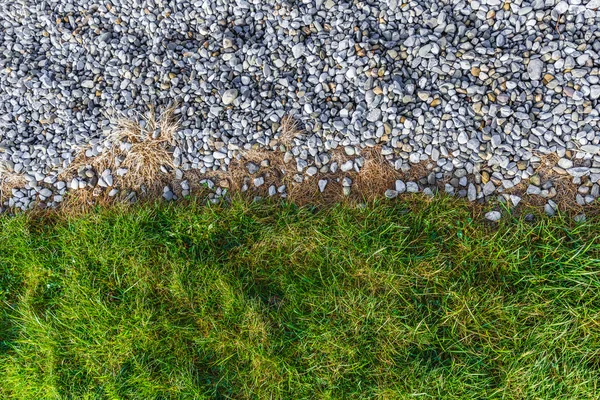 Grå grus och grönt gräs mönster — Stockfoto