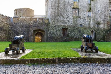 Eski dökme demir top