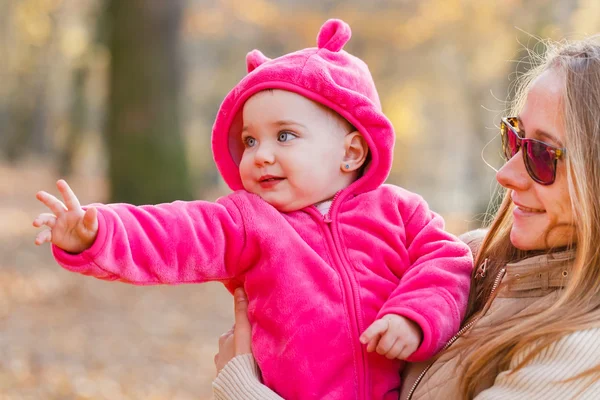 Schattig babymeisje met de babysitter — Stockfoto