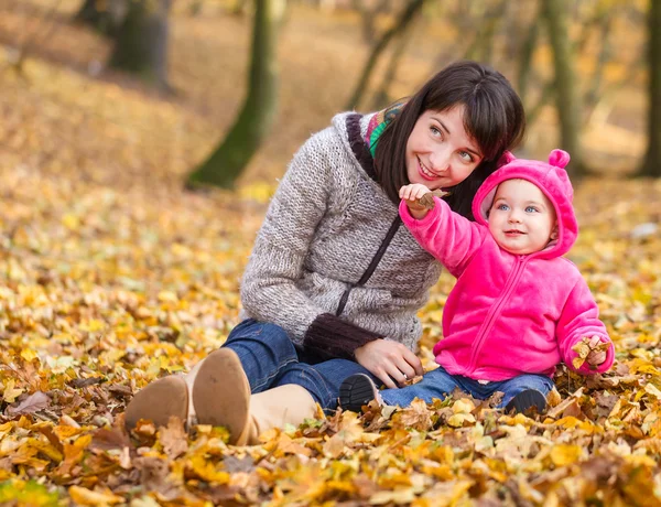 Entzückendes kleines Mädchen mit ihrer Mutter — Stockfoto
