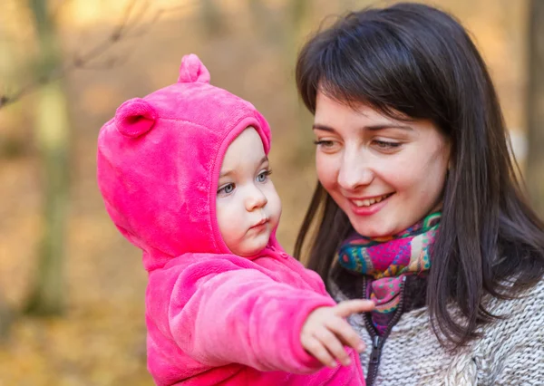 Adorabile bambina con sua madre — Foto Stock