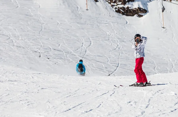 Jovem esquiadora — Fotografia de Stock