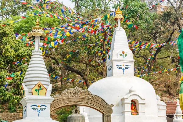 Stupa och böneflaggor — Stockfoto