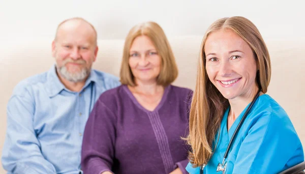 Couple d'âge moyen et jeune médecin — Photo