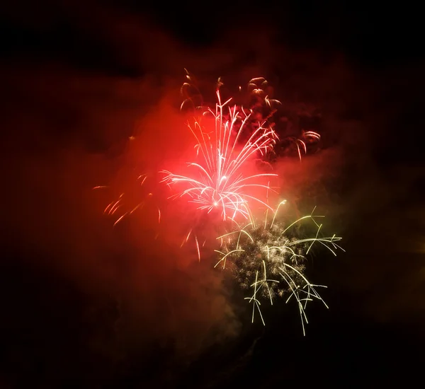 밤에 멋진 불꽃놀이 — 스톡 사진