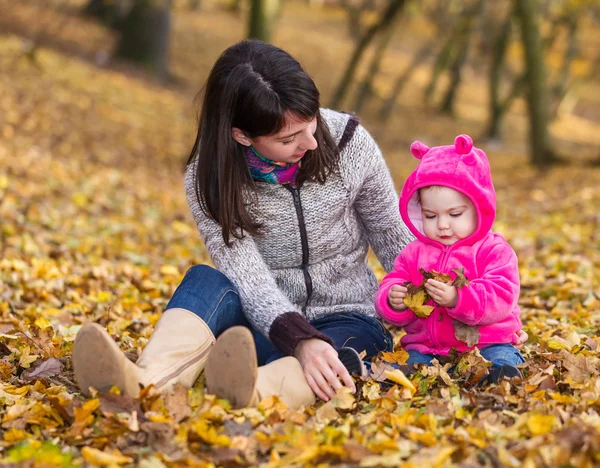 Entzückendes kleines Mädchen mit ihrer Mutter — Stockfoto