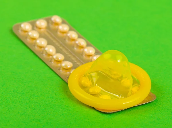 Pílulas de controlo de natalidade e preservativo — Fotografia de Stock