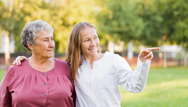 Soins à domicile aux personnes âgées — Photo