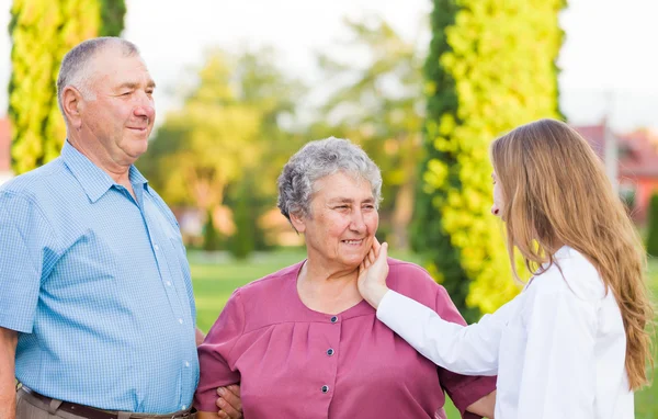 Cuidados de personas mayores — Foto de Stock