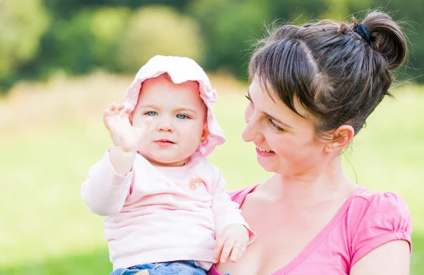 Schattige baby met haar moeder — Stockfoto