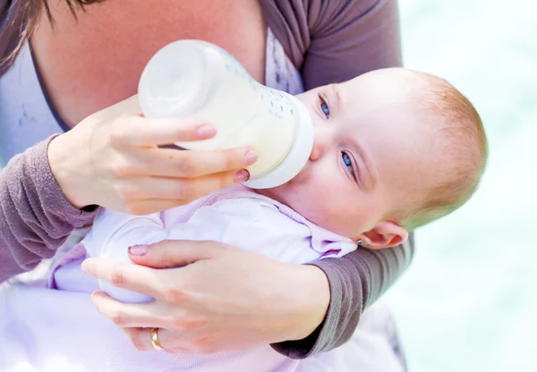 Alimentación del bebé —  Fotos de Stock