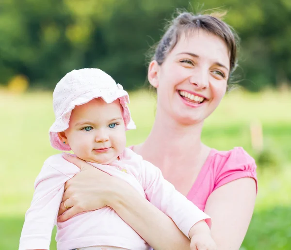 Schattige baby met haar moeder — Stockfoto