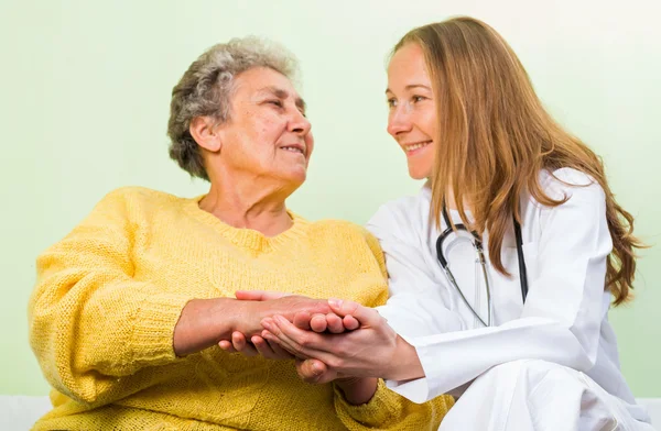 Cuidados de personas mayores — Foto de Stock