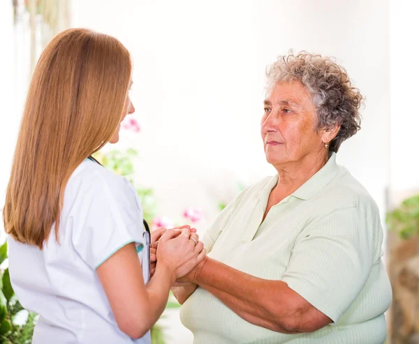 Soins à domicile aux personnes âgées — Photo