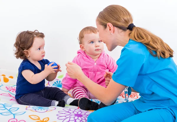 Twee schattige baby bij de arts — Stockfoto