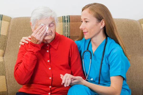 Mujer anciana y joven médico —  Fotos de Stock