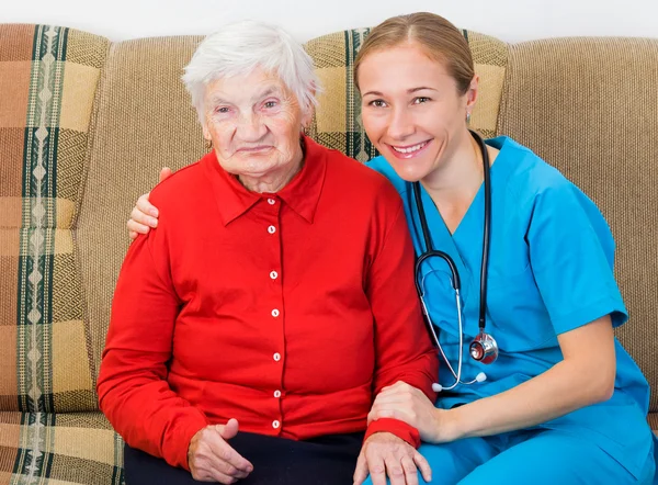 Yaşlı kadın ve genç doktor — Stok fotoğraf