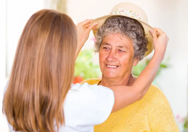 Cuidado de ancianos en el hogar — Foto de Stock