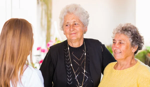 Cuidado de ancianos en el hogar — Foto de Stock