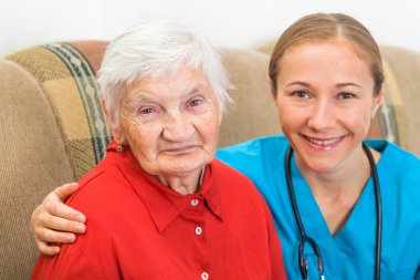 Yaşlı kadın ve genç doktor