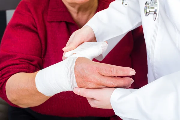 Thumb bandaging — Stock Photo, Image
