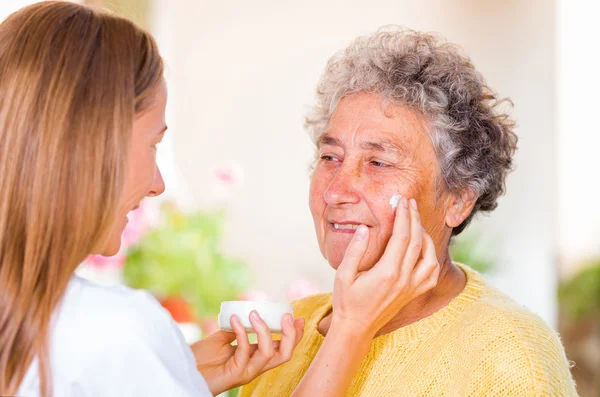 Soins à domicile aux personnes âgées — Photo