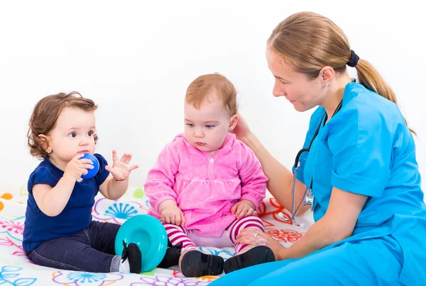 Två förtjusande baby hos läkaren — Stockfoto