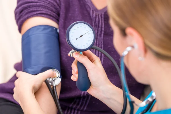 Blood pressure measurement — Stock Photo, Image