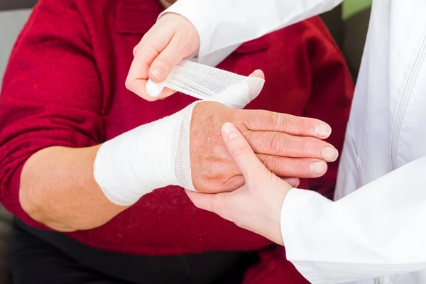 Thumb bandaging — Stock Photo, Image