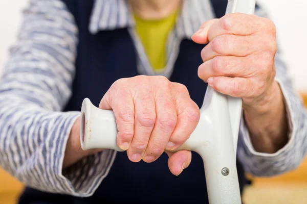 Oudere dames handen — Stockfoto