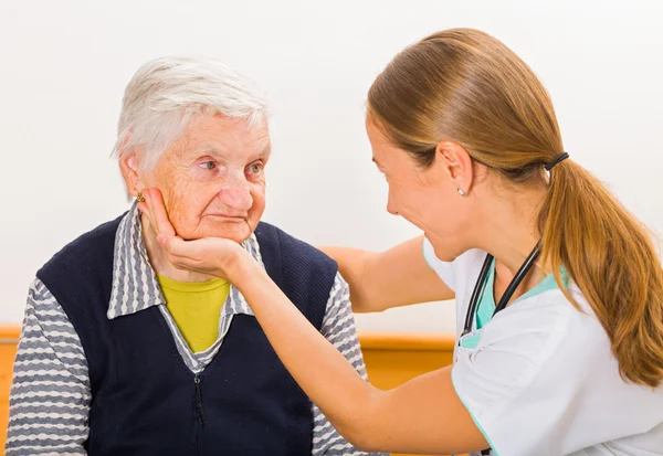 Yaşlı kadın ve genç doktor — Stok fotoğraf