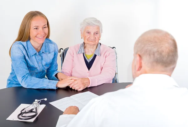 Ältere Frau beim Arzt — Stockfoto