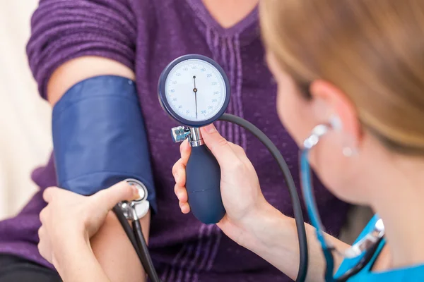 Blood pressure measurement — Stock Photo, Image