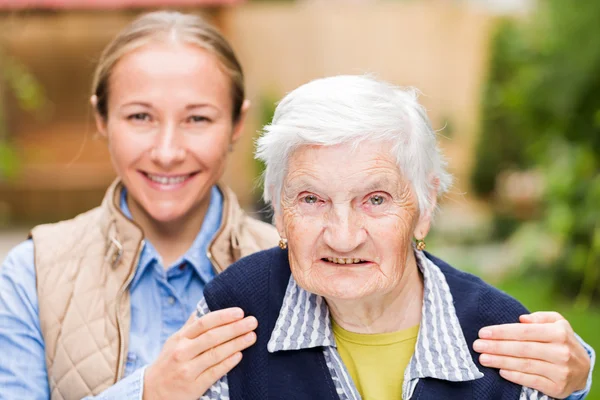 Пожилая женщина с внуком — стоковое фото