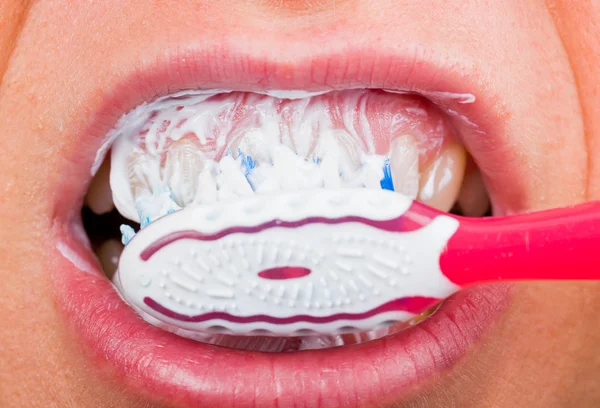 Cepillado de dientes — Foto de Stock