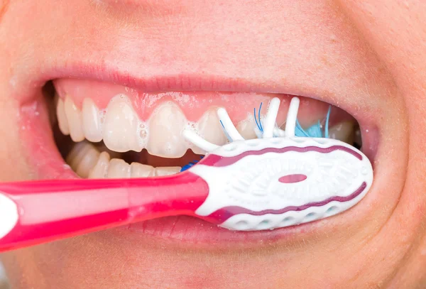 Szczotkowanie zębów — Zdjęcie stockowe
