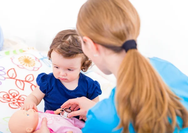 Schattige baby bij de arts — Stockfoto