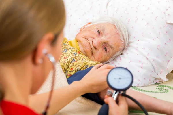 Medición de la presión arterial — Foto de Stock
