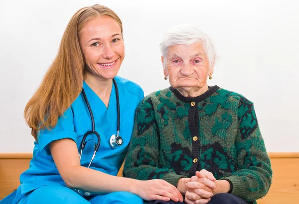 Mulher idosa e jovem médico — Fotografia de Stock