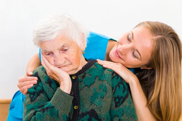 Mujer anciana y joven médico — Foto de Stock