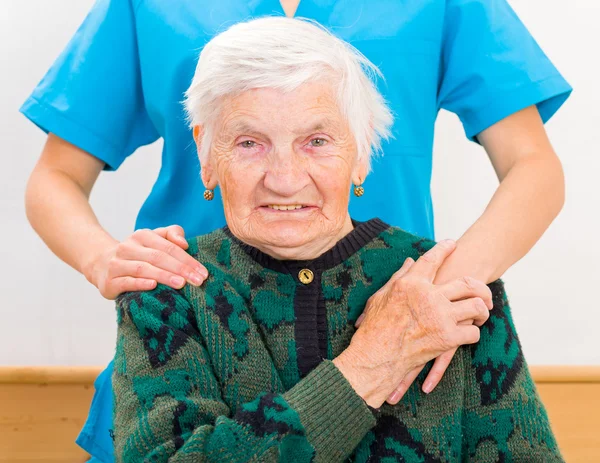 Cuidado de ancianos en el hogar — Foto de Stock