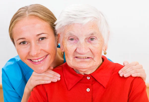 Mulher idosa e jovem médico Imagem De Stock