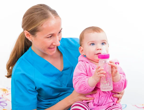 Entzückendes Baby mit Kindermädchen lizenzfreie Stockbilder