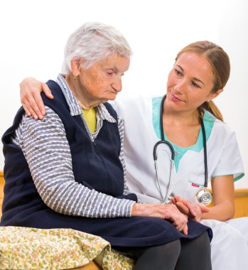 Yaşlı kadın ve genç doktor
