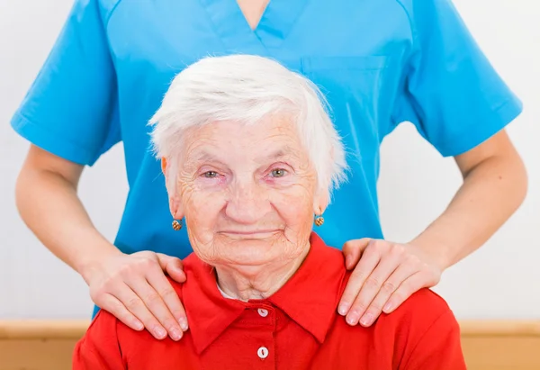 Cuidado de ancianos en el hogar — Foto de Stock