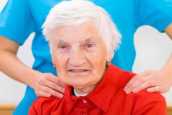 Cuidado de ancianos en el hogar — Foto de Stock